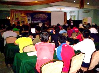 PESERTA MENGIKUTI CERAMAH 